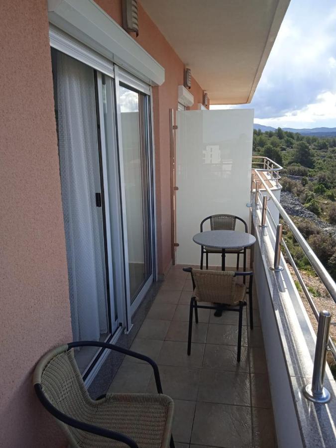 Apartment Luka With Balcony, Sea View And Free Parking 希贝尼克 外观 照片